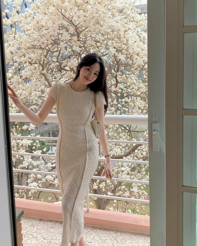 Các kiểu váy bodycon hoặc váy có phần eo chiết nhẹ sẽ giúp tạo hiệu ứng “eo nhỏ – chân dài”, đồng thời giúp bạn trông cao và thon gọn hơn.