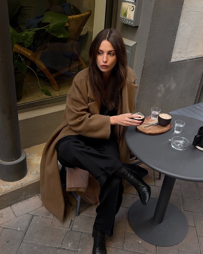 Một đôi boots đen là vũ khí thời trang không thể thiếu trong mùa đông.