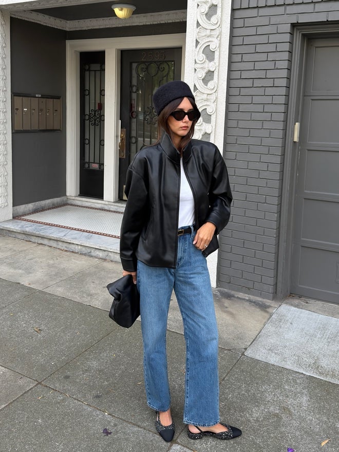 Đơn giản nhưng không thể thiếu, quần jeans ống đứng là món đồ “chân ái” của các cô nàng Pháp. 