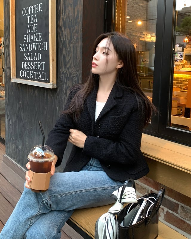 Với các tông màu cơ bản như đen, trắng, xanh denim, outfit này dễ ứng dụng trong nhiều hoàn cảnh khác nhau.