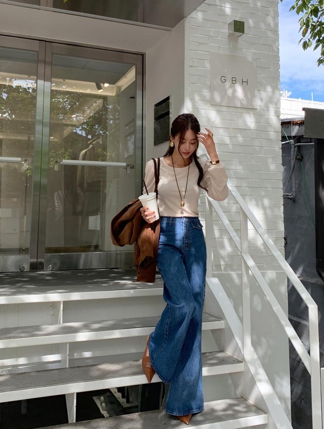 Sự kết hợp giữa áo blouse tay bồng và quần jeans ống vẩy mang đến vẻ nữ tính