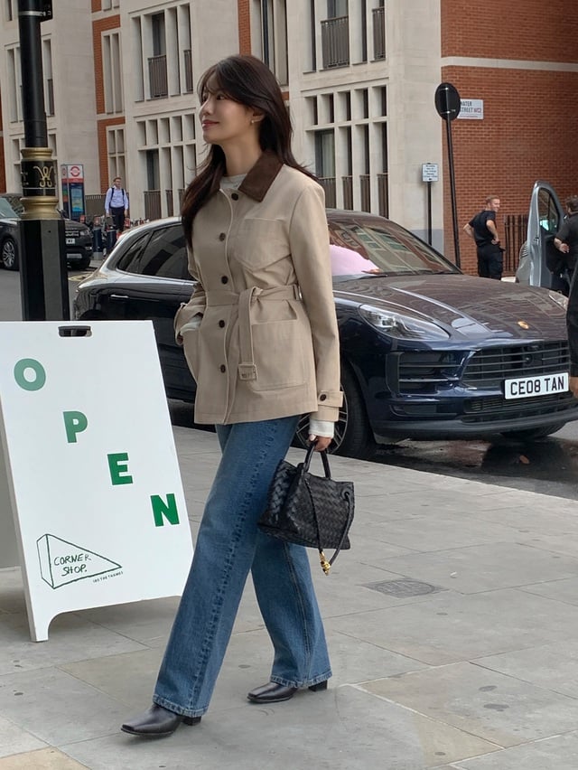 Chiếc áo nhấn eo giúp tôn dáng và mang đến vẻ nữ tính, trẻ trung cho người mặc.