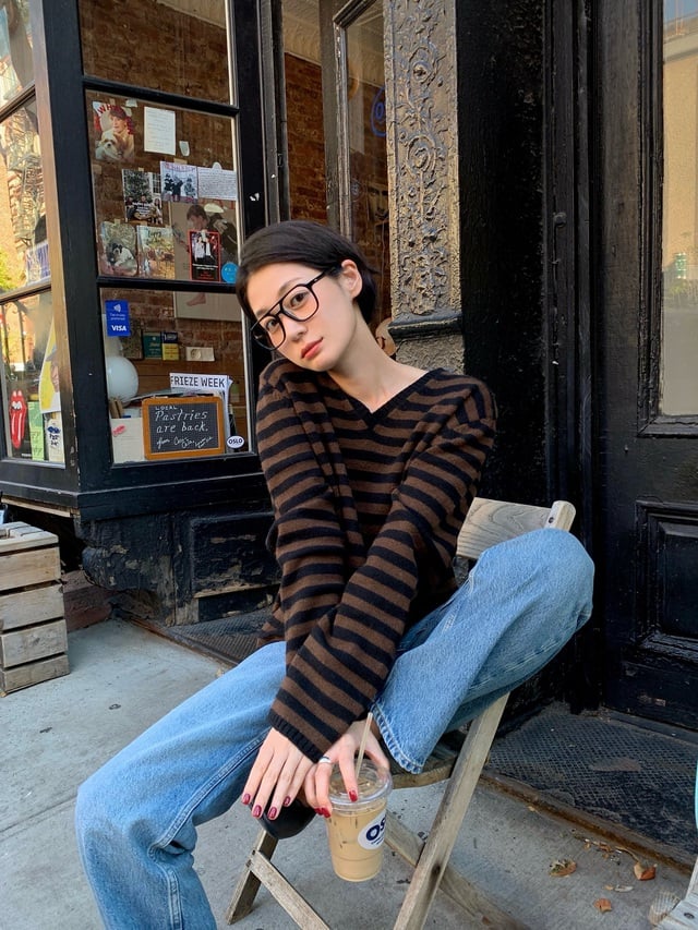 Mùa đông không thể thiếu áo len kẻ – kiểu áo kinh điển chưa từng lỗi thời.