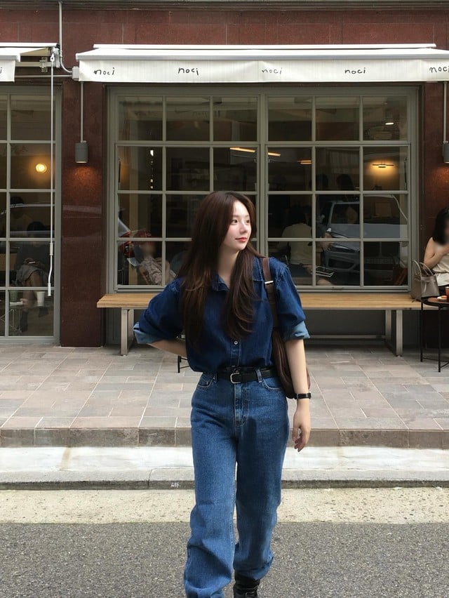 . Hãy nhớ sơ vin gọn gàng, thêm thắt lưng da và chọn phụ kiện màu nâu hoặc đen để outfit vừa hài hòa vừa “chất”.