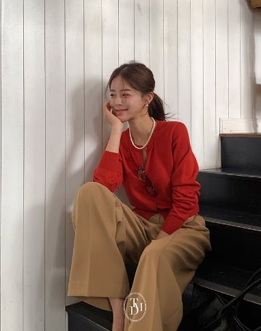 Khi kết hợp cùng quần màu be, bộ đôi này tạo nên vẻ ngoài trẻ trung mà vẫn thanh nhã.