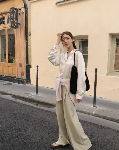 Chất liệu satin nhẹ nhàng, bắt sáng nhẹ mang đến nét nữ tính bay bổng. 