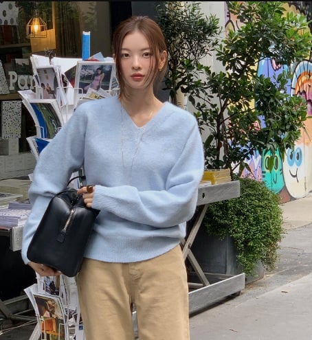 Sự kết hợp này rất “ăn ảnh”, thích hợp cho cả đi làm lẫn những buổi hẹn nhẹ nhàng cùng bạn bè.