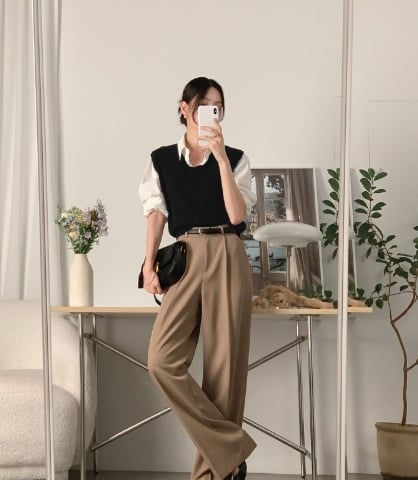  Hãy hoàn thiện bằng thắt lưng da và giày đen để tăng độ sang xịn cho tổng thể.