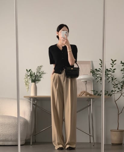 Với những cô gái yêu phong cách tối giản, sự kết hợp giữa áo cardigan ngắn tay và quần âu be là lựa chọn khó bỏ qua. 