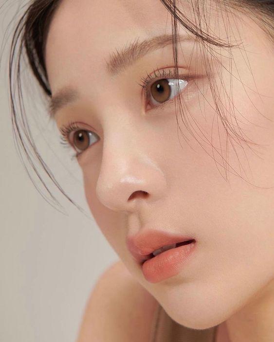 Để bảo vệ da hiệu quả bên cạnh việc dùng kem chống nắng, bác sĩ khuyên nên bổ sung serum vitamin C vào buổi sáng.