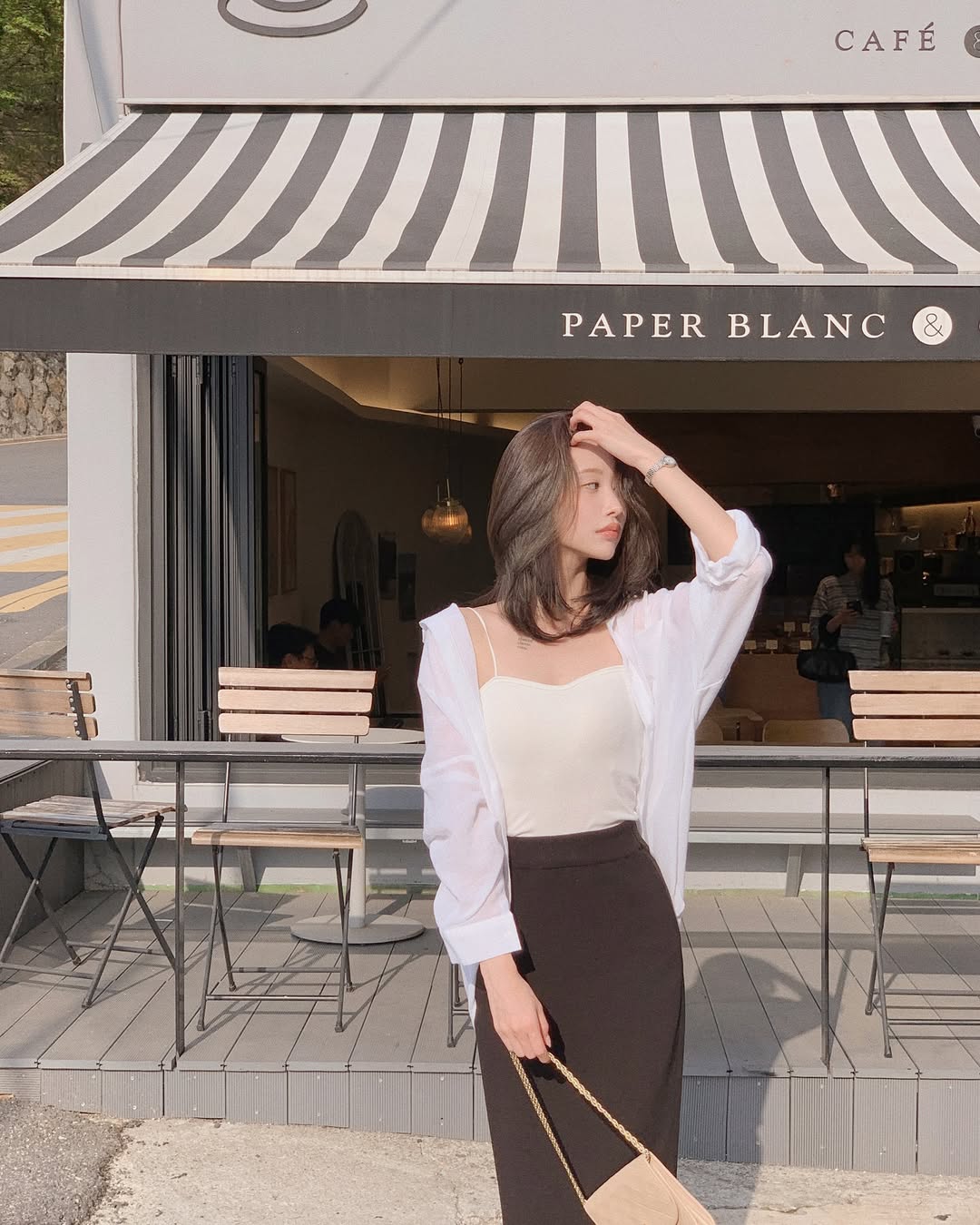 Thời tiết mát mẻ, tranh thủ diện ngay sơ mi vải voan vừa mỏng mát lại dễ mix đủ kiểu- Ảnh 1.