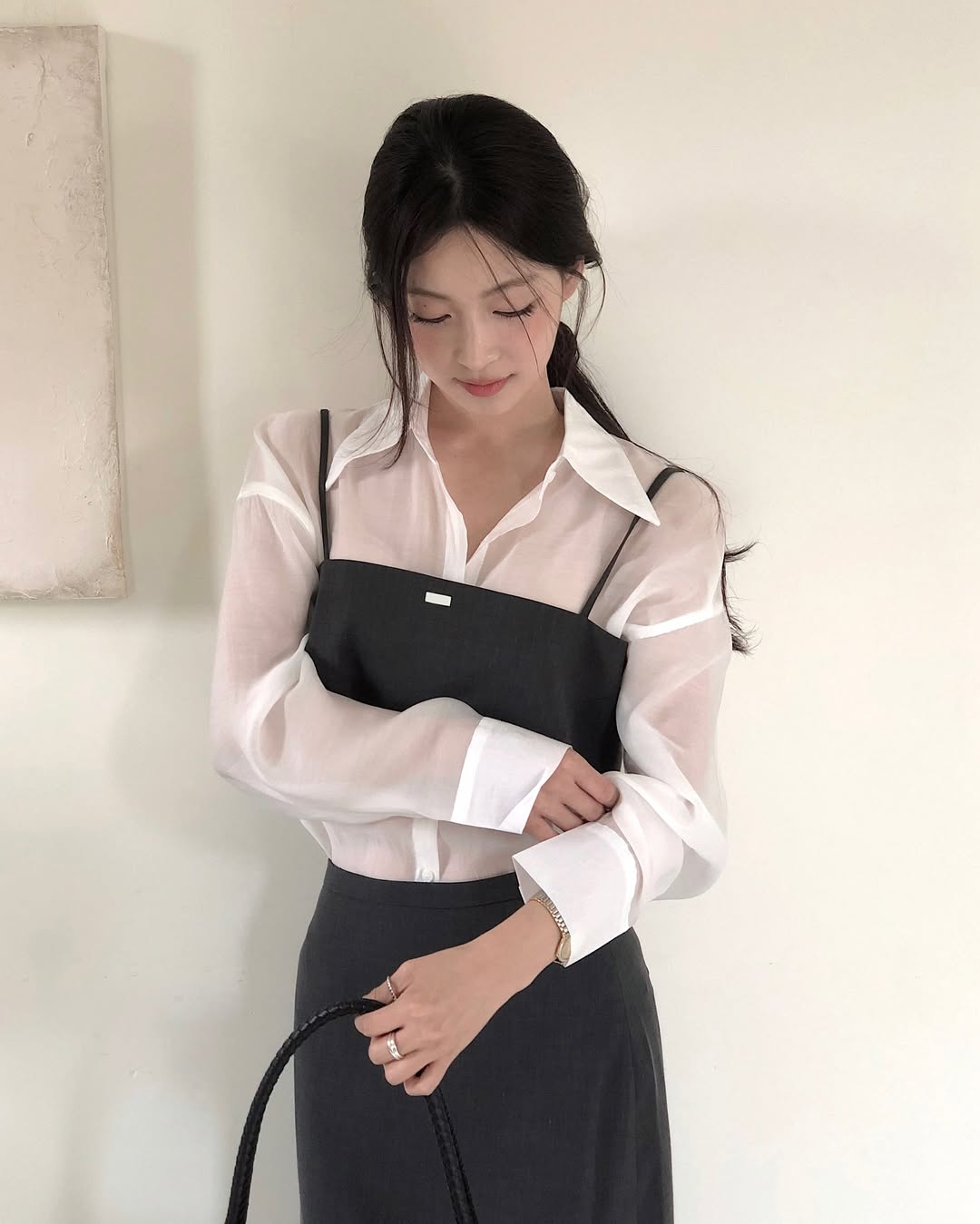 Thời tiết mát mẻ, tranh thủ diện ngay sơ mi vải voan vừa mỏng mát lại dễ mix đủ kiểu- Ảnh 2.