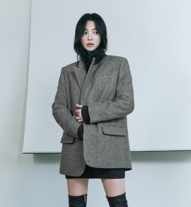 Song Hye Kyo rất hiếm khi xuất hiện mà thiếu đi chiếc áo blazer dáng suông trong tủ đồ.