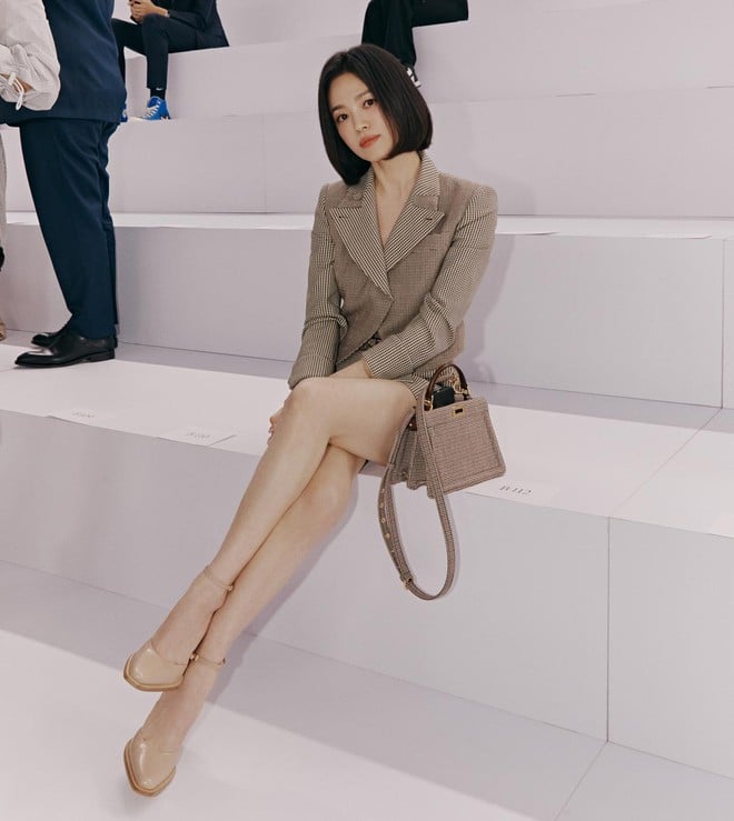 Giày mũi nhọn giúp đôi chân trở nên thon dài và tạo cảm giác thanh thoát hơn khi di chuyển.