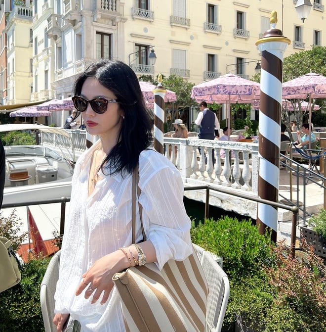 Dưới sự phối hợp khéo léo, chiếc áo tưởng chừng đơn giản ấy lại trở thành biểu tượng của sự thanh lịch và thu hút.