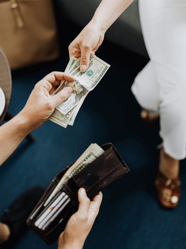 Tiêu tiền không có kế hoạch mà chỉ theo cảm xúc thì tiền bao nhiêu cũng có thể hết