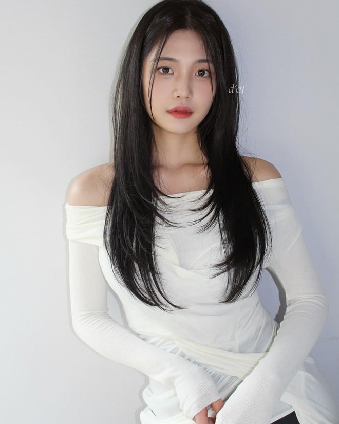 Kiểu tóc này phù hợp với nhiều độ tuổi và rất dễ chăm sóc, đặc biệt thích hợp với những ai muốn để tóc dài mà không sợ bị đơn điệu.