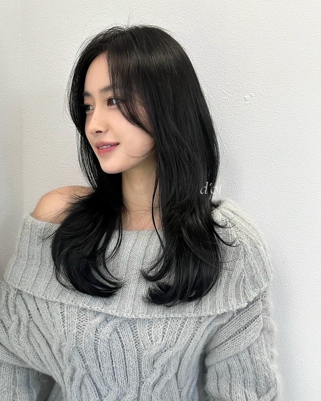 Với mái tóc đen tự nhiên, kiểu tóc này càng toát lên vẻ đẹp nền nã và quý phái