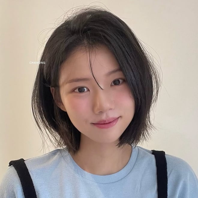 Tóc ngắn layer là kiểu tóc được nhiều cô gái yêu thích nhờ vẻ năng động, trẻ trung nhưng vẫn giữ được nét mềm mại.