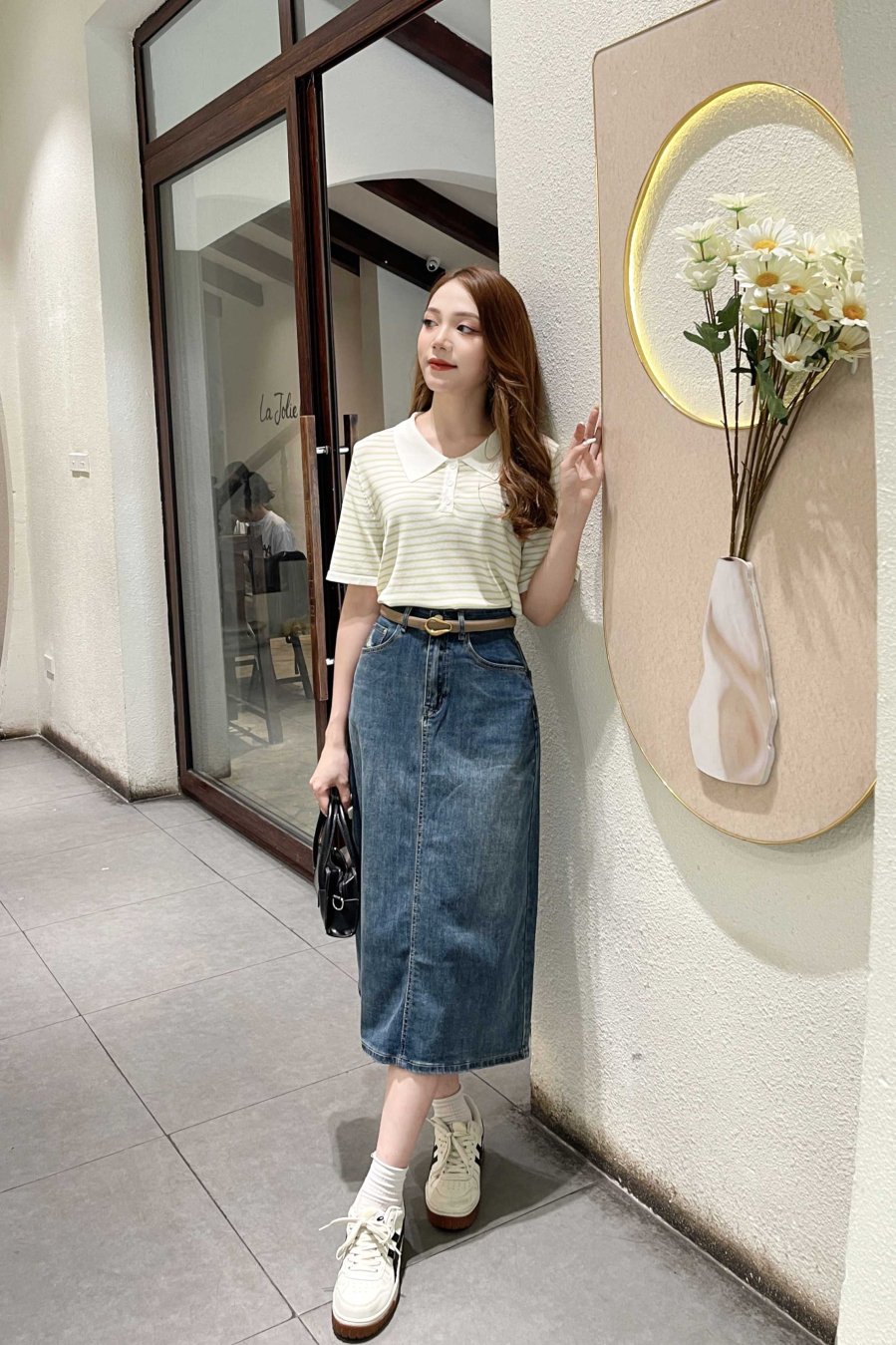 Nếu váy denim ngắn là biểu tượng của tuổi trẻ năng động, thì váy denim dáng dài lại mang nét trưởng thành và thanh lịch của phụ nữ tuổi 30