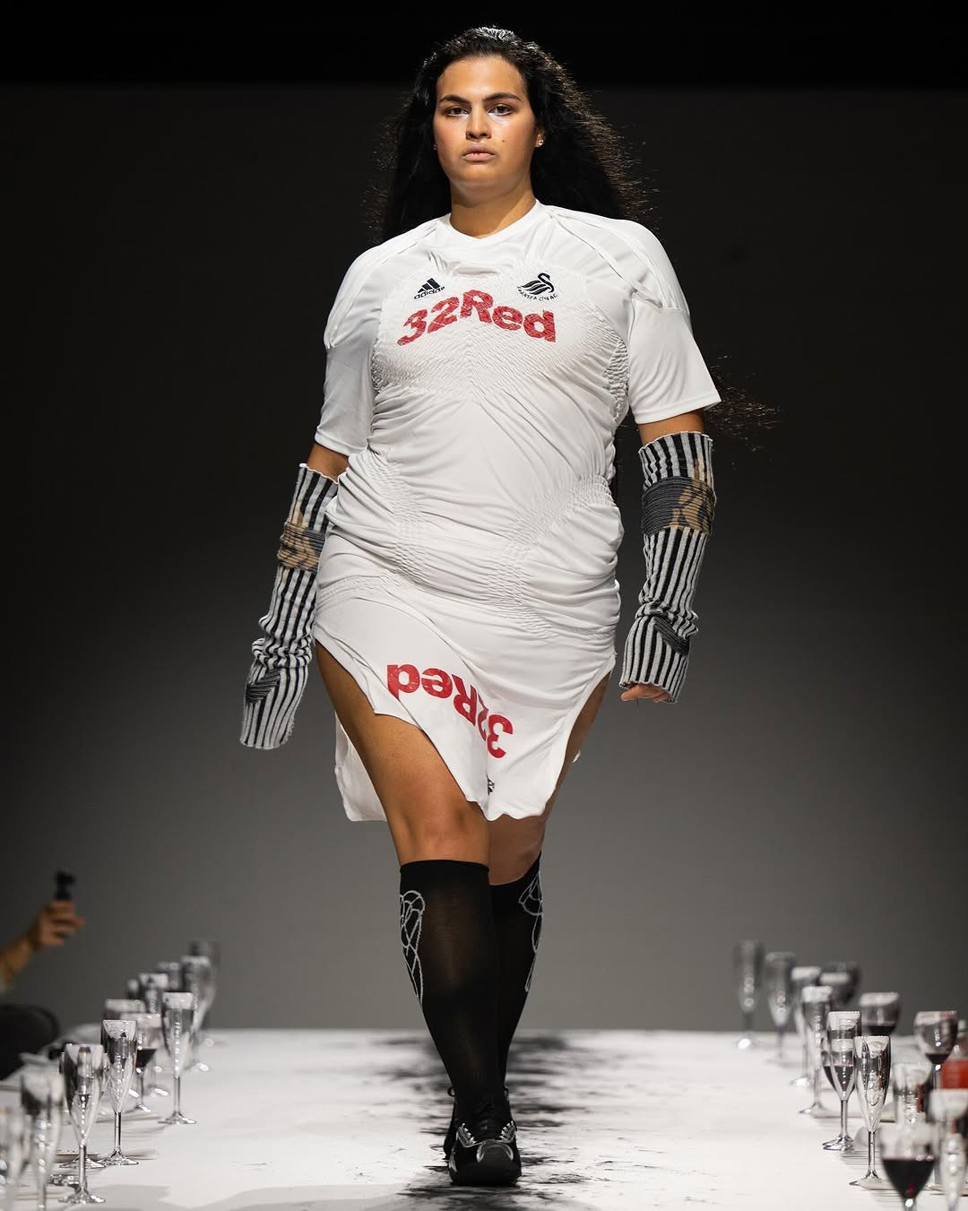 Hinh anh Vẻ đẹp lấm lem từ bùn đất trong thời trang và làm đẹp 3