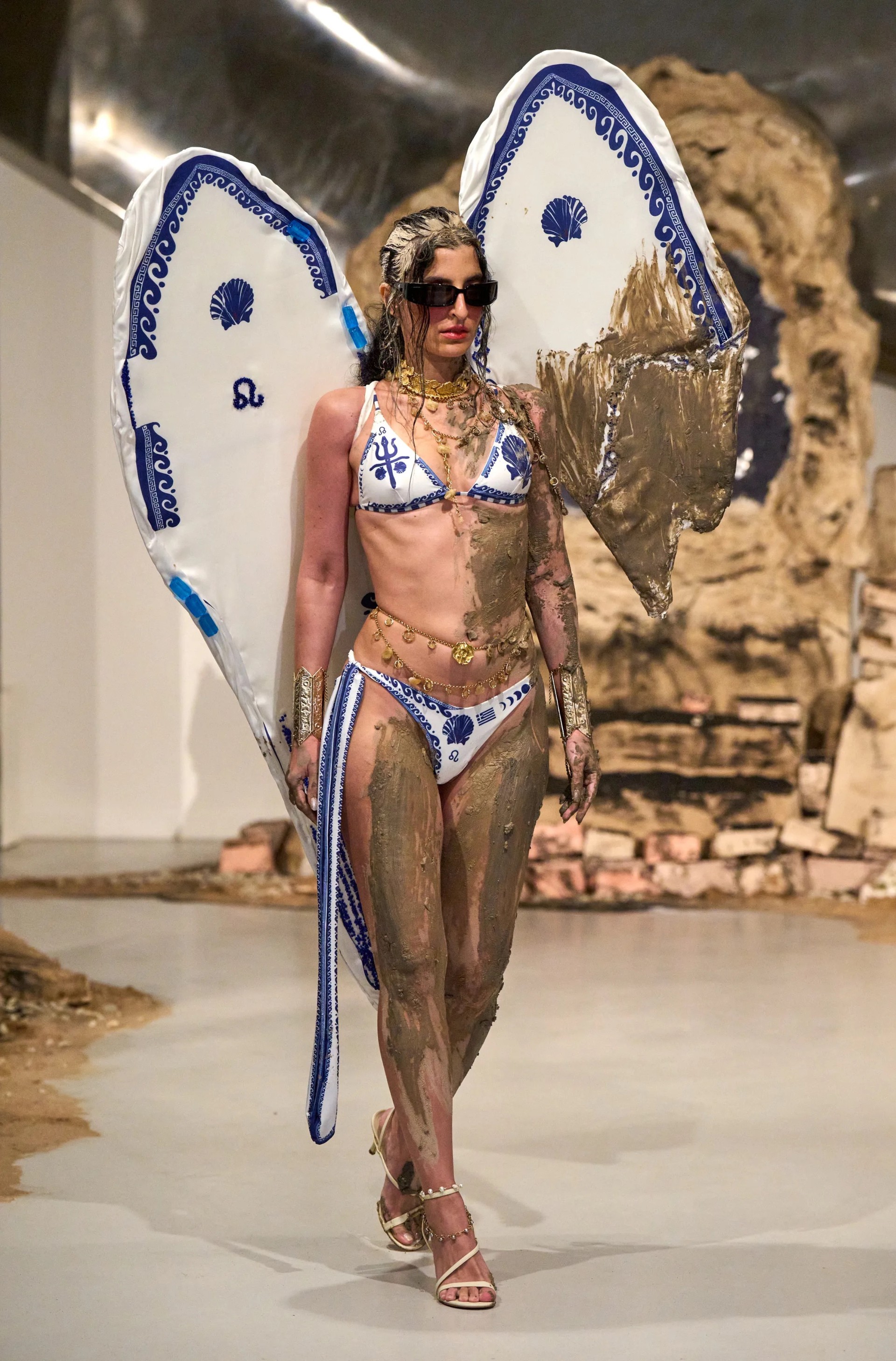 Hinh anh Vẻ đẹp lấm lem từ bùn đất trong thời trang và làm đẹp 4