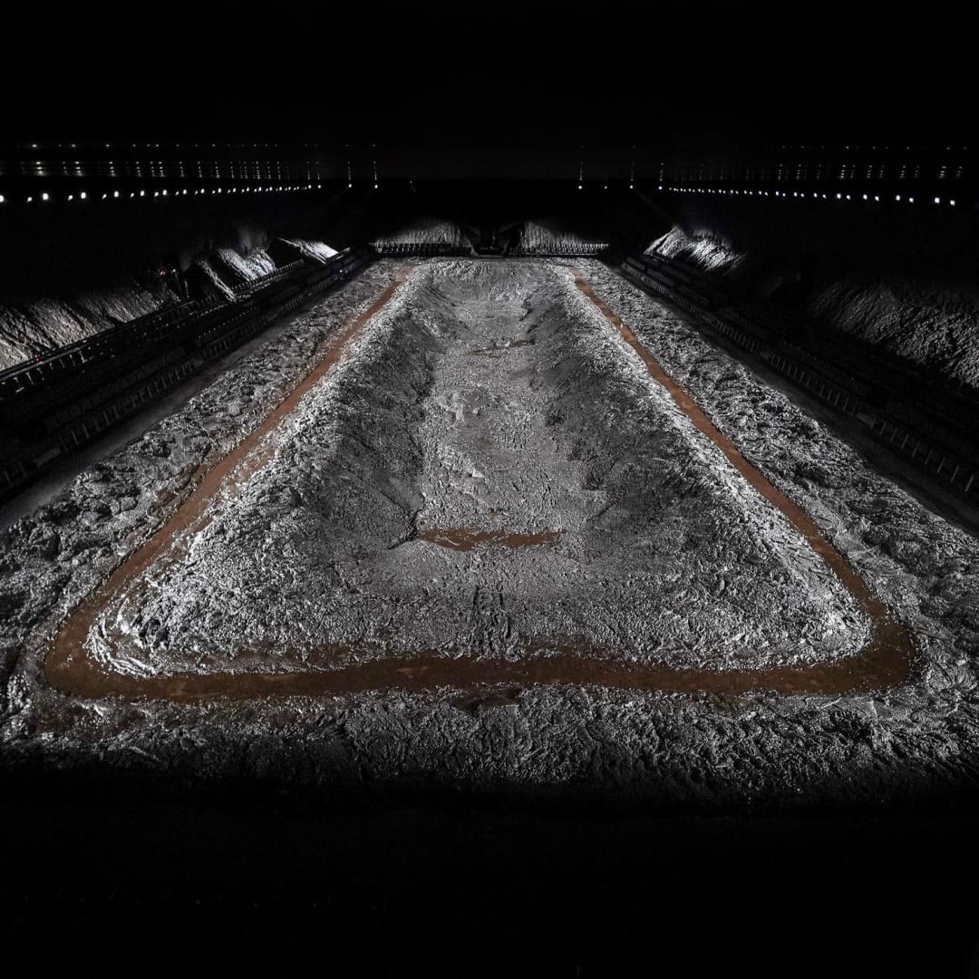 Hinh anh Vẻ đẹp lấm lem từ bùn đất trong thời trang và làm đẹp 6