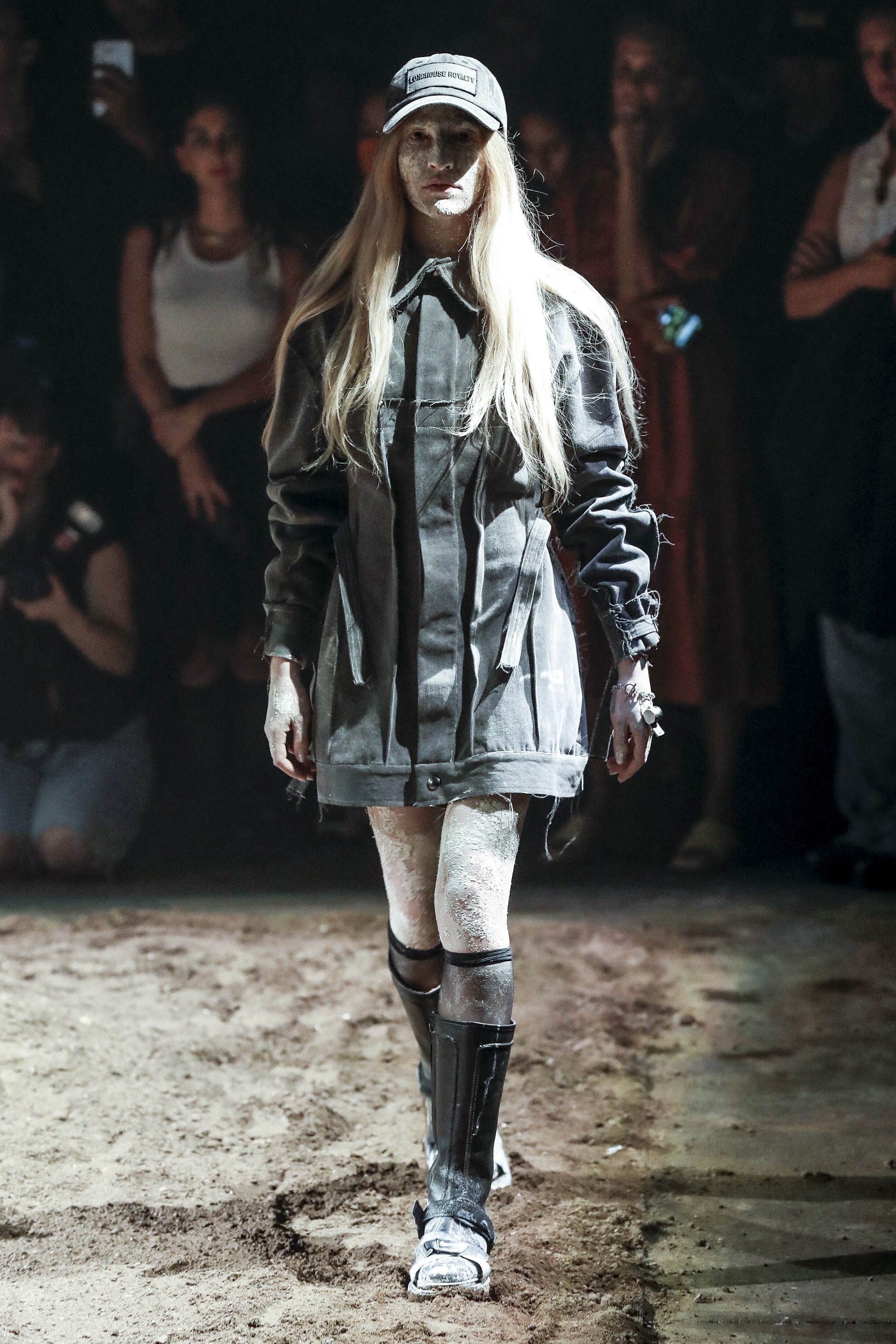 Hinh anh Vẻ đẹp lấm lem từ bùn đất trong thời trang và làm đẹp 9