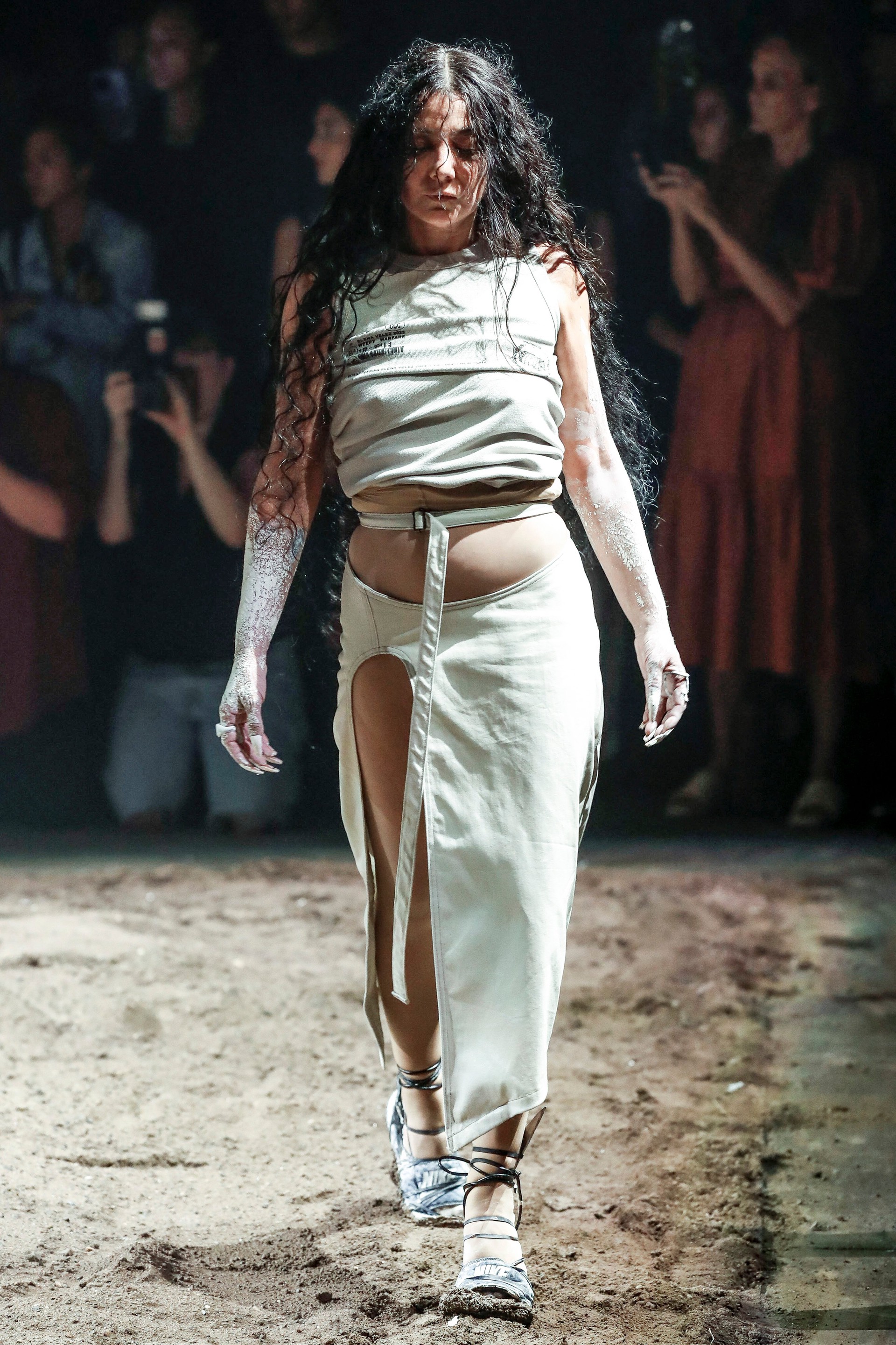 Hinh anh Vẻ đẹp lấm lem từ bùn đất trong thời trang và làm đẹp 8