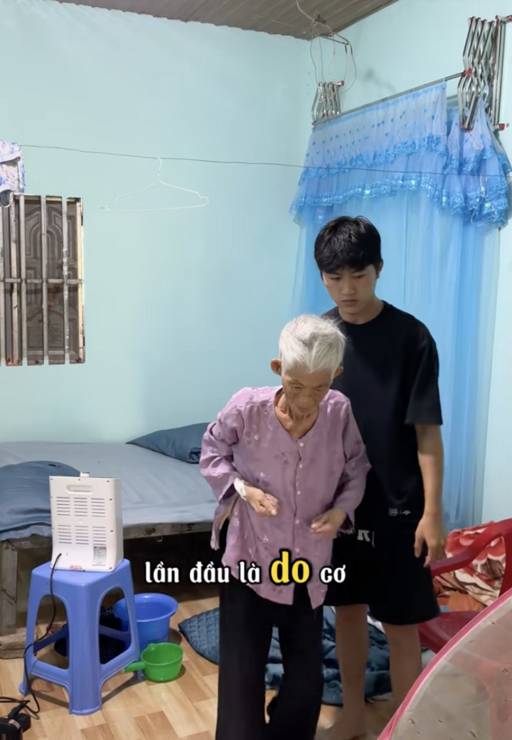 Cháu trai gen Z bỏ việc về quê chăm bà bệnh nặng khiến người dùng TikTok rơi lệ - Ảnh 9.