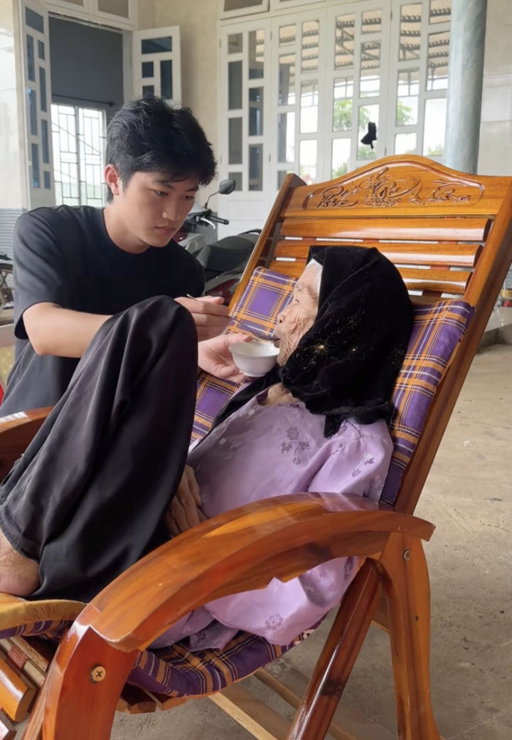 Cháu trai gen Z bỏ việc về quê chăm bà bệnh nặng khiến người dùng TikTok rơi lệ - Ảnh 10.