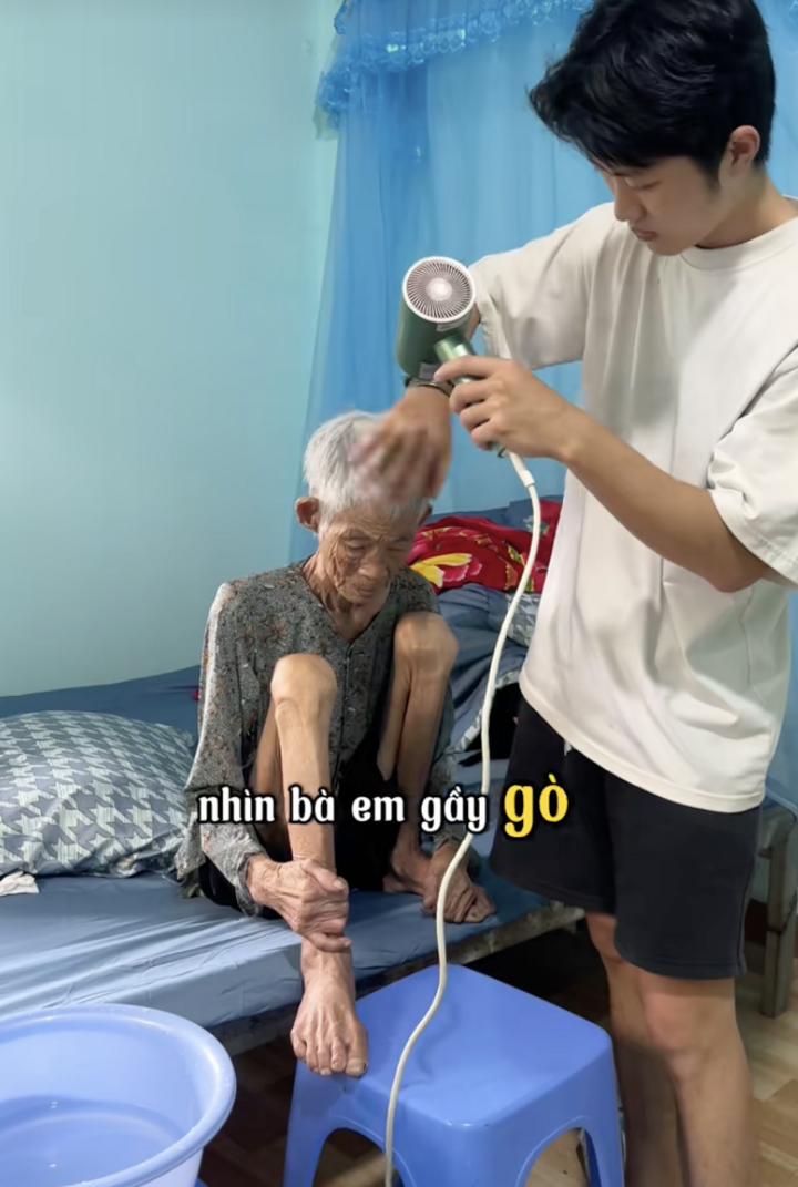 Cháu trai gen Z bỏ việc về quê chăm bà bệnh nặng khiến người dùng TikTok rơi lệ - Ảnh 3.