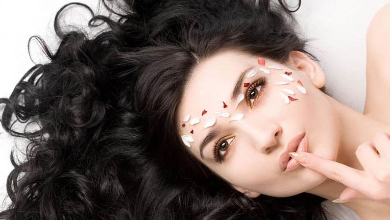  Ngoài ra, nên chọn vỏ gối có chất liệu mềm mại, thoáng khí như cotton hoặc lụa để giảm ma sát và hạn chế kích ứng da khi ngủ.