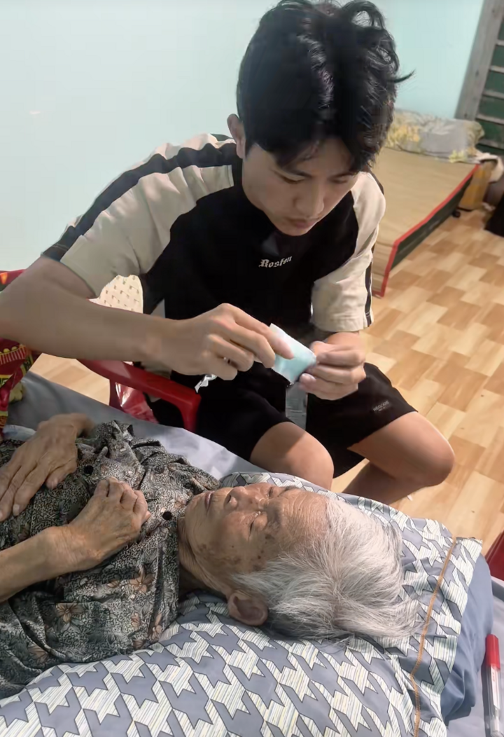 Cháu trai gen Z bỏ việc về quê chăm bà bệnh nặng khiến người dùng TikTok rơi lệ - Ảnh 7.