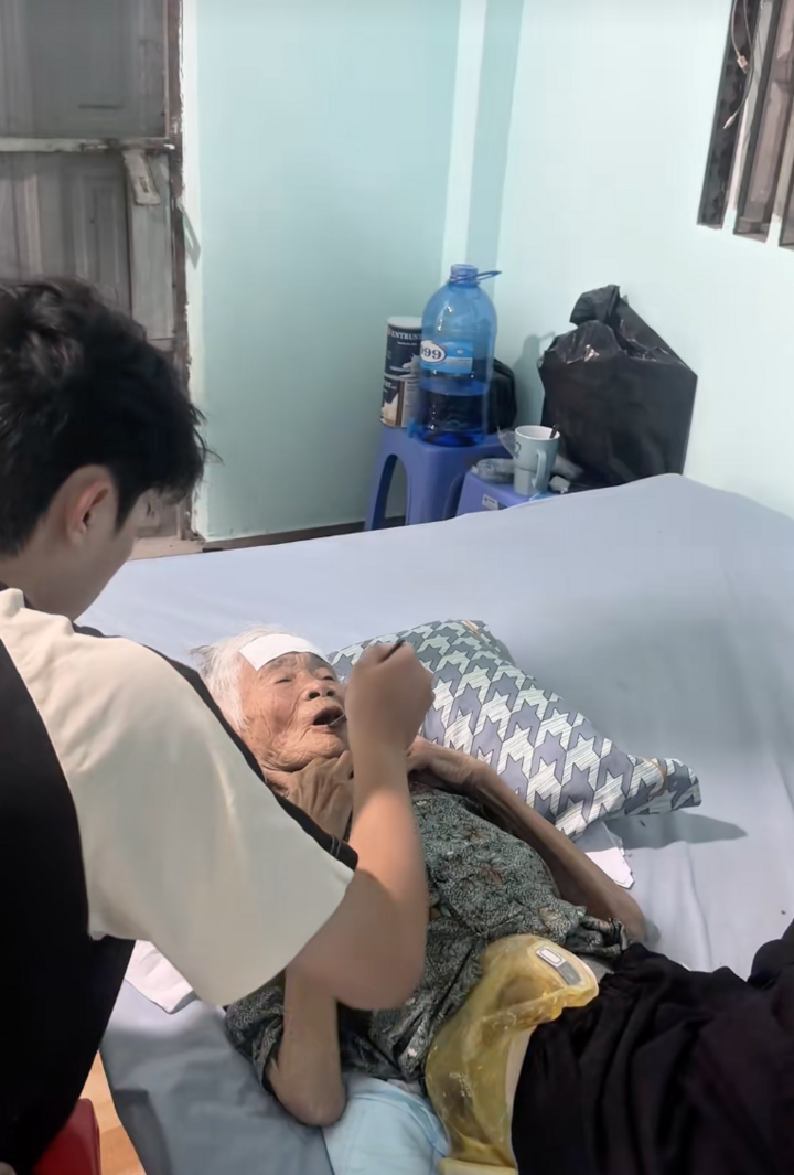 Cháu trai gen Z bỏ việc về quê chăm bà bệnh nặng khiến người dùng TikTok rơi lệ - Ảnh 6.