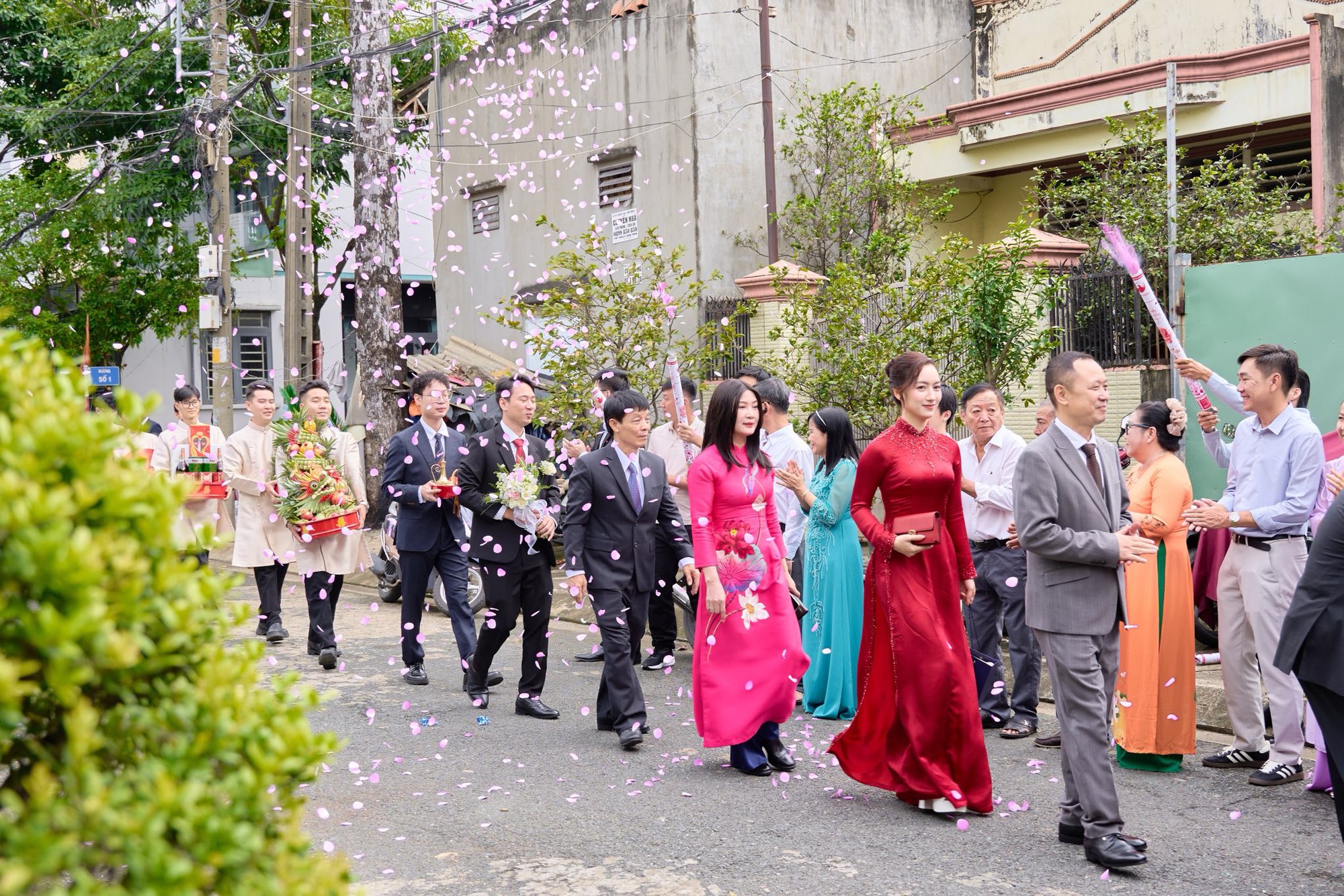 "Mẹ chồng trẻ nhất nước", sao mà giống diễn viên Phương Anh Đào: Danh tính hé lộ điều thú vị - Ảnh 6.