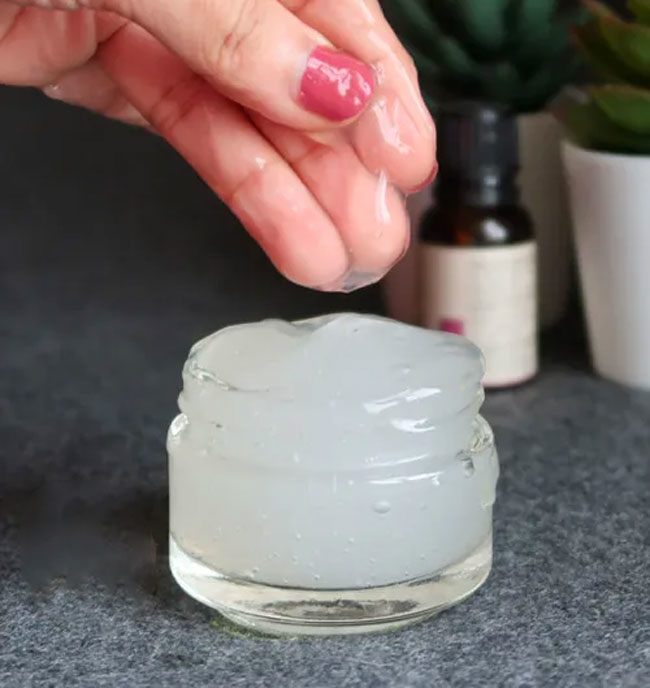 Mặt nạ ngủ là loại mặt nạ được thoa lên da và để qua đêm, thường được dùng ở bước cuối cùng trong quy trình chăm sóc da. 