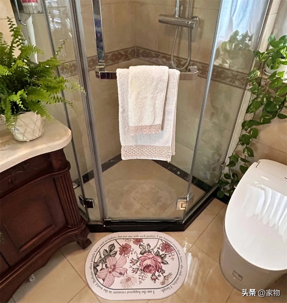 8 năm không mốc, không ố: Cách người phụ nữ trung niên giữ phòng tắm 5m² sạch như mới- Ảnh 6. 8 năm không mốc, không ố: Cách người phụ nữ trung niên giữ phòng tắm 5m² sạch như mới- Ảnh 6.