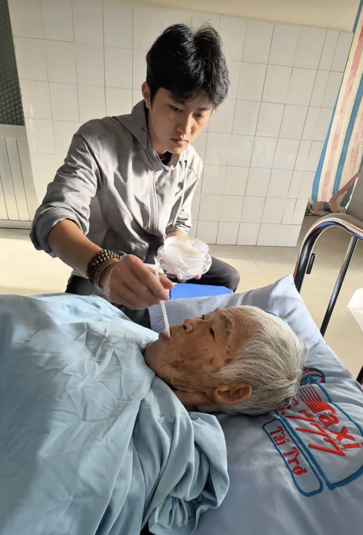 Cháu trai gen Z bỏ việc về quê chăm bà bệnh nặng khiến người dùng TikTok rơi lệ - Ảnh 2.