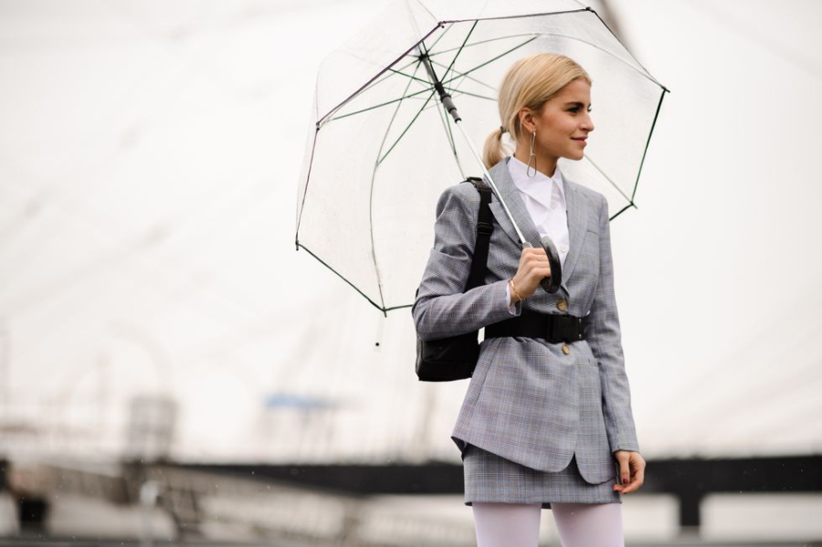 . Blazer có lớp lót vai hoặc cấu trúc rõ ràng (structured blazer) chính là “vị cứu tinh”