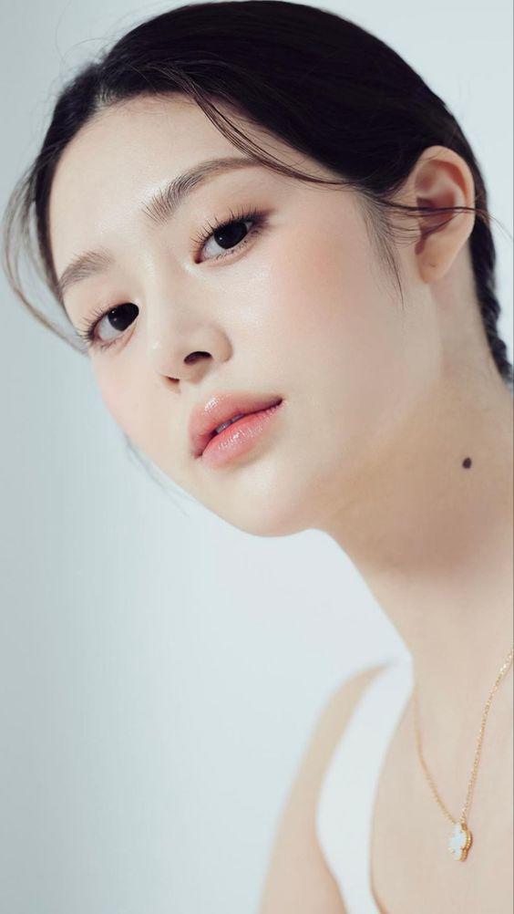 Củ nghệ nổi tiếng với khả năng làm sáng da, đều màu da và hỗ trợ làm mờ thâm mụn.