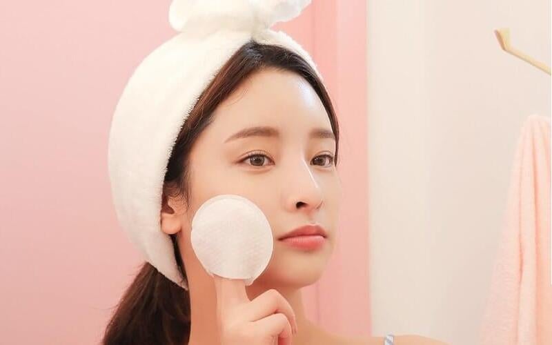 Phấn nước mang lại lớp nền trong suốt, tiệp màu da và giúp che phủ nhẹ nhàng mà không gây bí da.