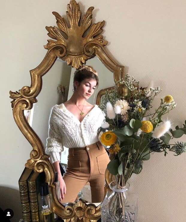 Nếu muốn tạo cảm giác tự do, trẻ trung hơn, hãy thử khoác hờ cardigan trên vai mà không cài cúc.