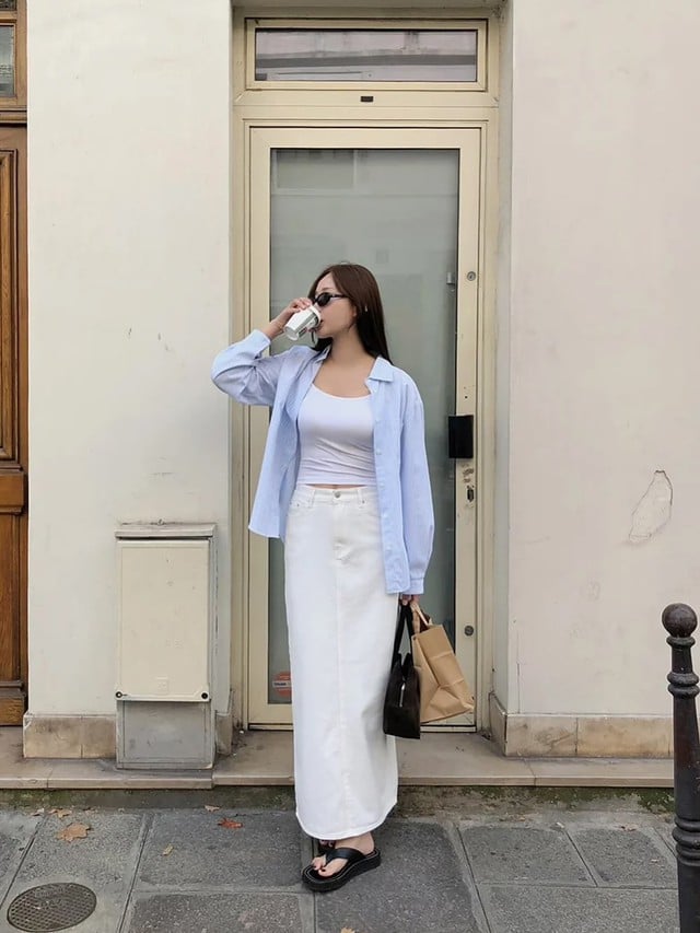 Một đôi dép xỏ ngón hoặc giày bệt sẽ khiến tổng thể trở nên nhẹ nhàng và phóng khoáng hơn