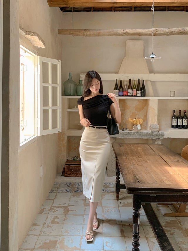 Một chiếc thắt lưng da nhỏ cùng sandal cao gót sẽ giúp bạn hoàn thiện vẻ ngoài sang trọng, tinh tế mà vẫn tràn đầy sức sống.