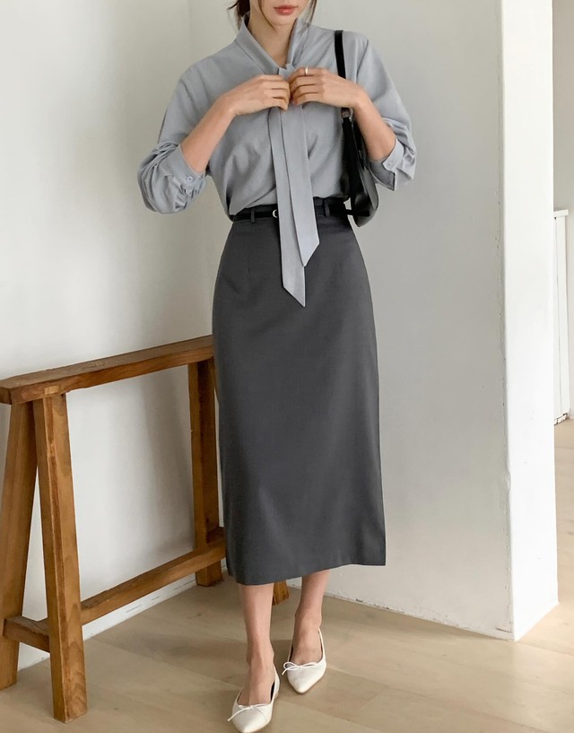 Việc sơ vin áo gọn gàng giúp tôn vòng eo, tạo cảm giác cao ráo và chỉn chu. 