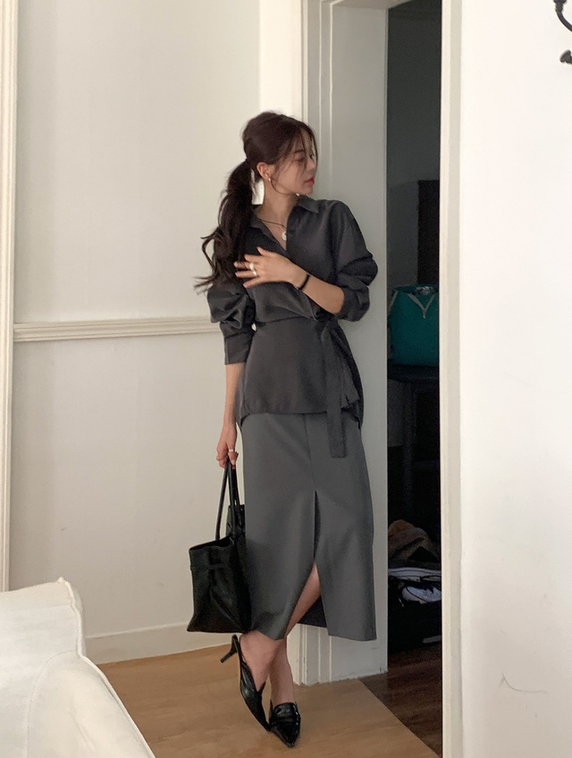  Phối cùng áo sơ mi nhấn eo và đôi boots ngắn cổ, bạn sẽ có ngay outfit vừa thời thượng, vừa tôn dáng