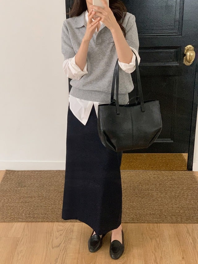 Chỉ cần thêm một đôi loafer đen và túi da nhỏ, bạn đã có ngay set đồ chuẩn phong cách Hàn.