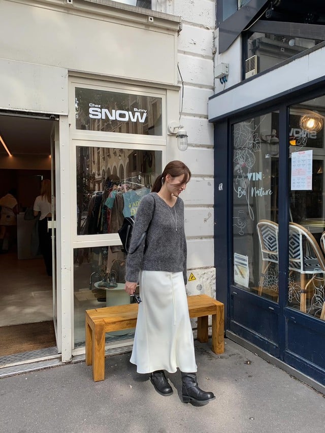 Đi kèm boots đen và dây chuyền mảnh, bạn sẽ có ngay outfit đơn giản mà vẫn sang chảnh.