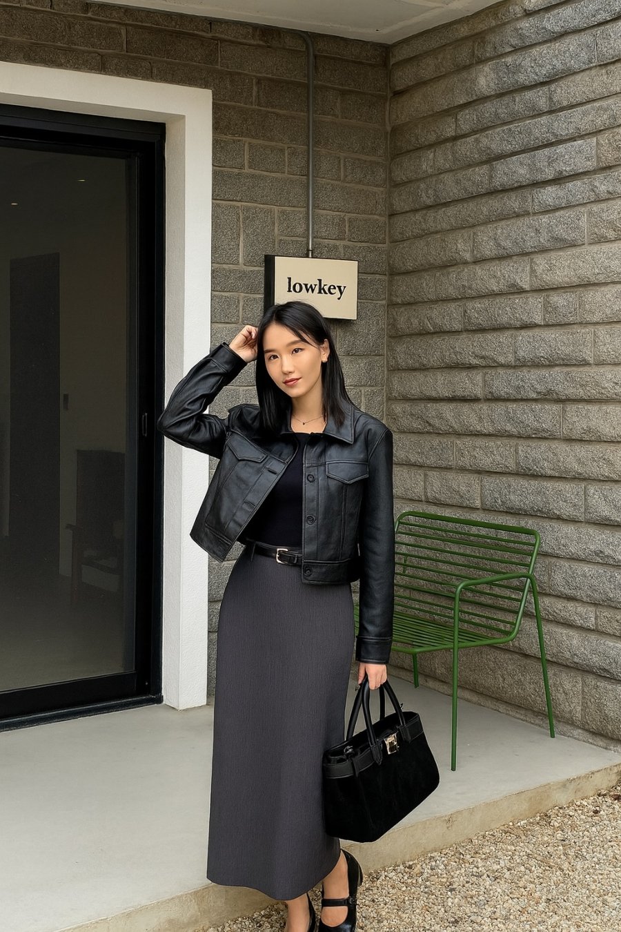 Một chiếc áo khoác da đen – đủ để khiến cả outfit trở nên sang trọng và cuốn hút hơn hẳn.